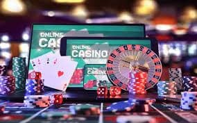 Antarmuka aplikasi mobile kayu togel menampilkan permainan dealer langsung dan menu sportsbook